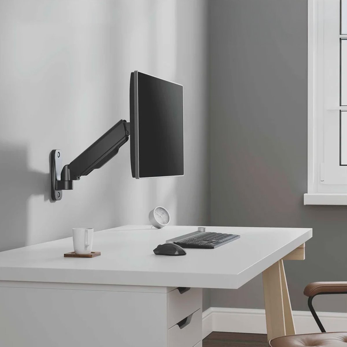 Suporte articulado de parede para monitor em setup compacto.