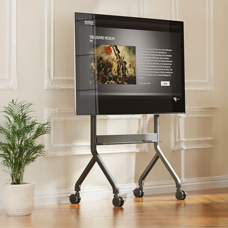 Suporte Móvel Motorizado para TV Tela Interativa 55 a 90 P150 NB Foto Ambientada